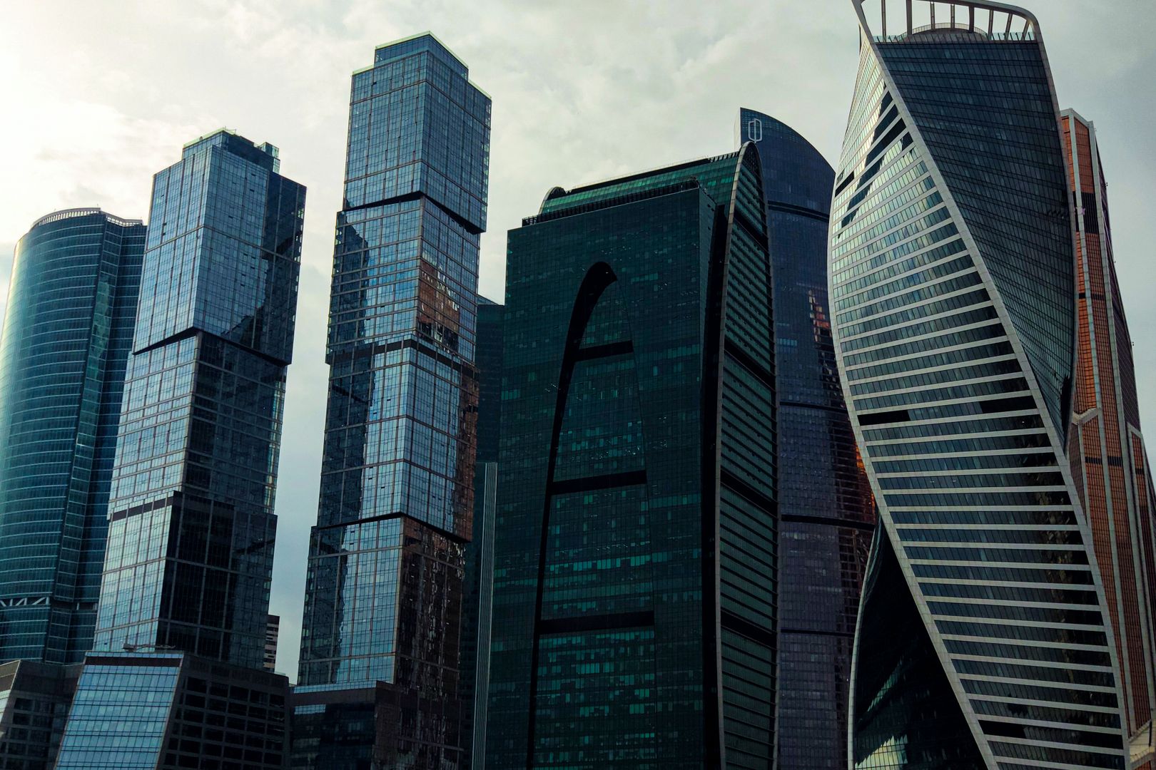 Стеклянные небоскрёбы Москва-Сити отражаются в Москве-реке